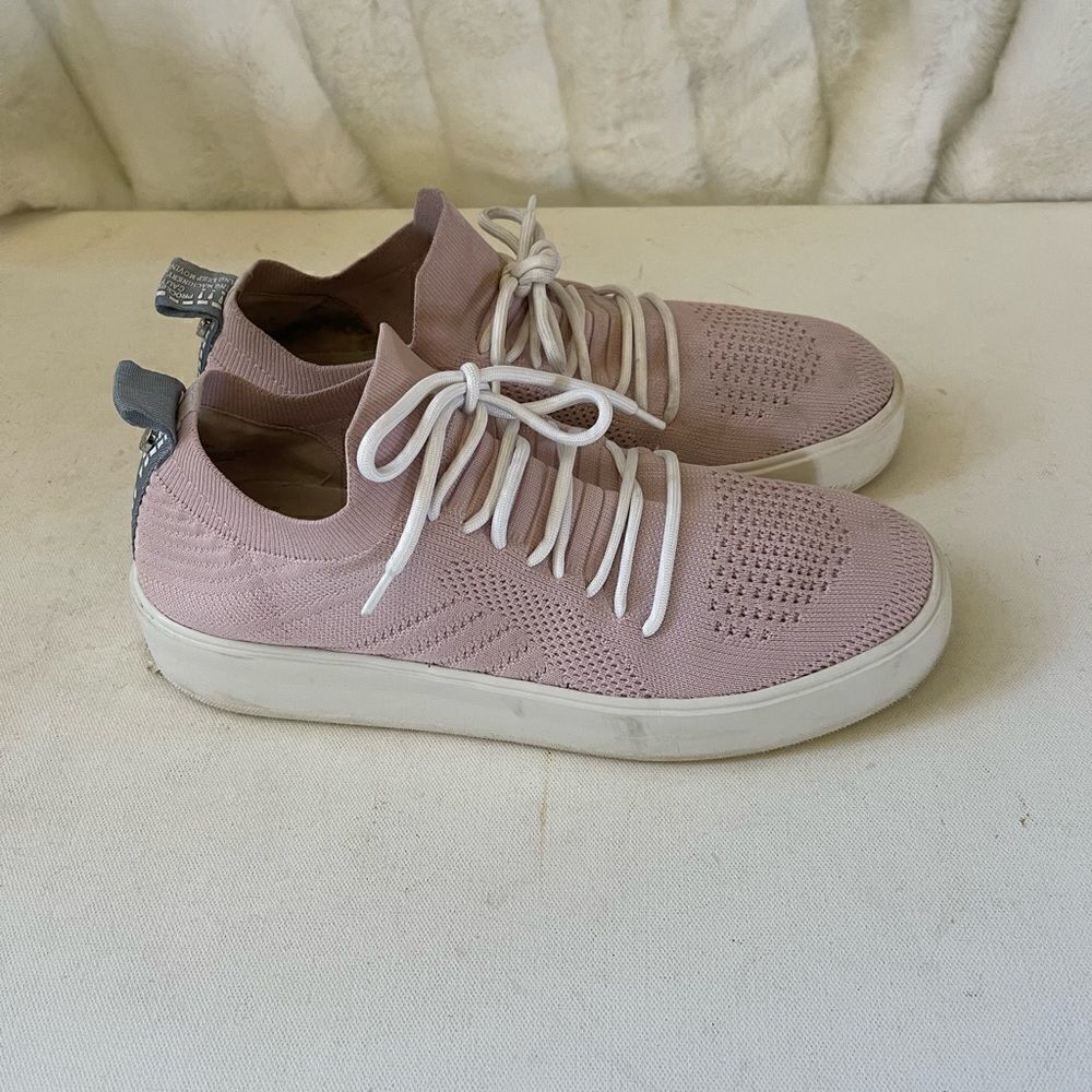 Steve Madden Brixie light pink with white lace fashion sneakers  size 10M